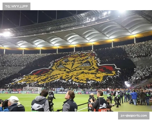 赛季主场收官战，法兰克福球迷展示巨型TIFO致敬球队